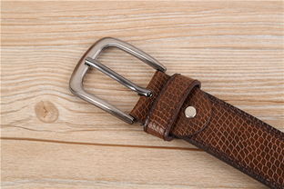 深色鳄鱼纹图案时尚商务腰带与休闲皮带的多面魅力